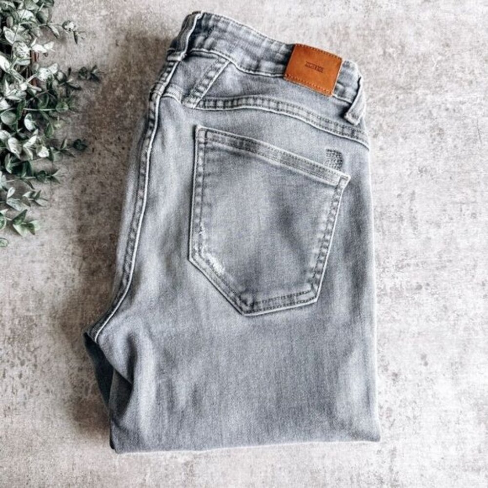Closed Grey Straight Leg Crop Jean Size 25